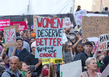 San Francisco, CA - 24 Haziran 2022: SCOTUS 'un Roe' yu devirmesini protesto eden ve kürtaj hakkını kaldıran tanımlanamayan katılımcılar. San Francisco 'daki belediye binasının önünde..