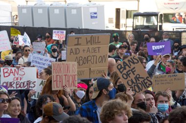 San Francisco, CA - 24 Haziran 2022: SCOTUS 'un Roe' yu devirmesini protesto eden ve kürtaj hakkını kaldıran tanımlanamayan katılımcılar. San Francisco 'daki belediye binasının önünde..