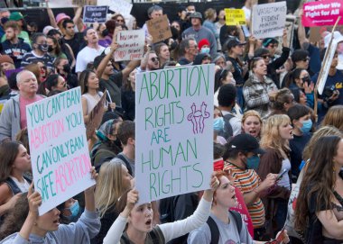 San Francisco, CA - 24 Haziran 2022: SCOTUS 'un Roe' yu devirmesini protesto eden ve kürtaj hakkını kaldıran tanımlanamayan katılımcılar. San Francisco 'daki belediye binasının önünde..