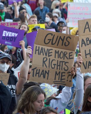 San Francisco, CA - 24 Haziran 2022: SCOTUS 'un Roe' yu devirmesini protesto eden ve kürtaj hakkını kaldıran tanımlanamayan katılımcılar. San Francisco 'daki belediye binasının önünde..