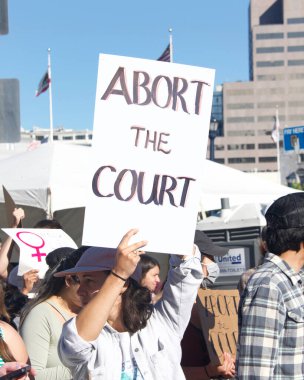 San Francisco, CA - 24 Haziran 2022: SCOTUS 'un Roe' yu devirmesini protesto eden ve kürtaj hakkını kaldıran tanımlanamayan katılımcılar. San Francisco 'daki belediye binasının önünde..