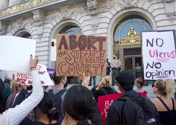 旧金山 加利福尼亚州 2022年6月24日 不明身份的参与者举着抗议Scotus推翻Roe 取消堕胎权 在旧金山市政厅前 — 图库照片