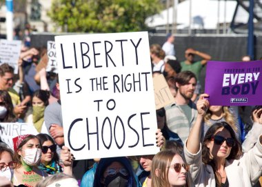 San Francisco, CA - 24 Haziran 2022: SCOTUS 'un Roe' yu devirmesini protesto eden ve kürtaj hakkını kaldıran tanımlanamayan katılımcılar.