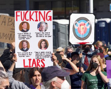 San Francisco, CA - 24 Haziran 2022: SCOTUS 'un Roe' yu devirmesini protesto eden ve kürtaj hakkını kaldıran tanımlanamayan katılımcılar.