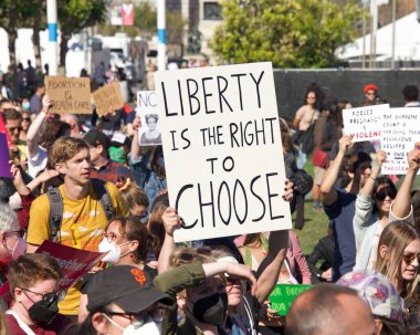 San Francisco, CA - 24 Haziran 2022: SCOTUS 'un Roe' yu devirmesini protesto eden ve kürtaj hakkını kaldıran tanımlanamayan katılımcılar.