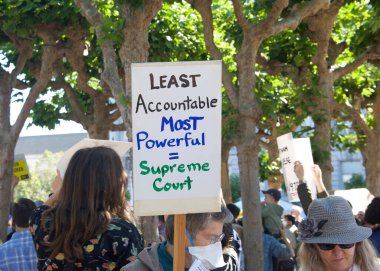 San Francisco, CA - 24 Haziran 2022: SCOTUS 'un Roe' yu devirmesini protesto eden ve kürtaj hakkını kaldıran tanımlanamayan katılımcılar.