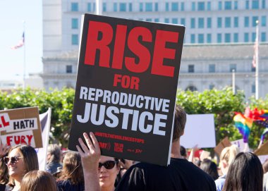 San Francisco, CA - 24 Haziran 2022: SCOTUS 'un Roe' yu devirmesini protesto eden ve kürtaj hakkını kaldıran tanımlanamayan katılımcılar.