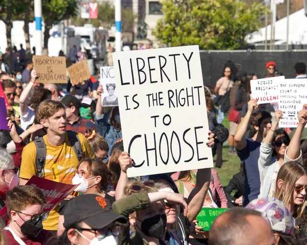San Francisco, CA - 24 Haziran 2022: SCOTUS 'un Roe' yu devirmesini protesto eden ve kürtaj hakkını kaldıran tanımlanamayan katılımcılar.