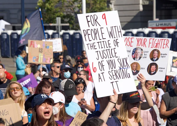 San Francisco, CA - 24 Haziran 2022: SCOTUS 'un Roe' yu devirmesini protesto eden ve kürtaj hakkını kaldıran tanımlanamayan katılımcılar.