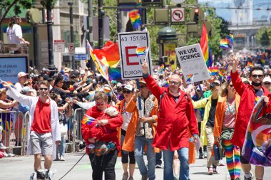 San Francisco, CA - 26 Haziran 2022: Tanımlanamayan katılımcılar San Francisco Gay Onur Yürüyüşü 'nde kutlama yapıyorlar. Bu yılın teması, Aşk bizi bir arada tutacak..