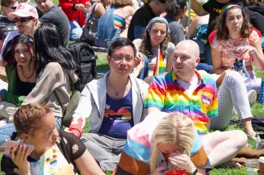 San Francisco, CA - 26 Haziran 2022: Meçhul katılımcılar San Francisco Gay Onur Yürüyüşü Festivali 'nde kutlama yapıyorlar. Bu yılın teması, Aşk bizi bir arada tutacak..