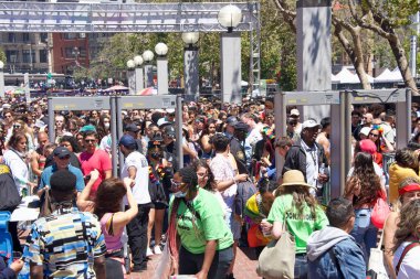 San Francisco, CA - 26 Haziran 2022: Gay Onur Festivali 'nin kimliği belirsiz katılımcıları şehir merkezindeki güvenlik noktasından geçiyor. Bu yılın teması, Aşk bizi bir arada tutacak.. 