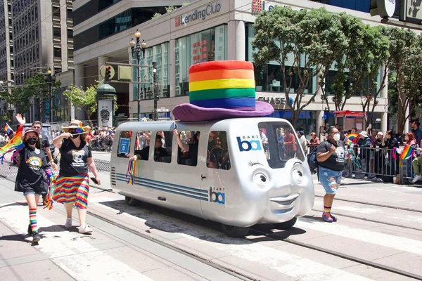 旧金山 加利福尼亚州 2022年6月26日 不明身份的观众和参与者在旧金山同志骄傲游行 San Francisco Gay Pride Parade 今年的主题是 — 图库照片
