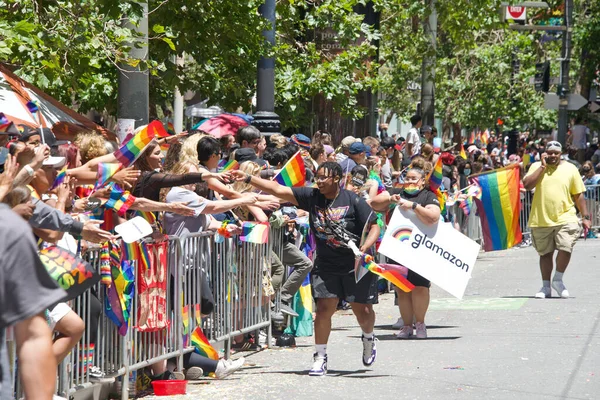 São Francisco Junho 2022 Espectadores Participantes Não Identificados Comemoram Parada — Fotografia de Stock