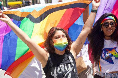 San Francisco, CA - 26 Haziran 2022: Tanımlanamayan katılımcılar San Francisco Gay Onur Yürüyüşü 'nde kutlama yapıyorlar. Bu yılın teması, Aşk bizi bir arada tutacak..