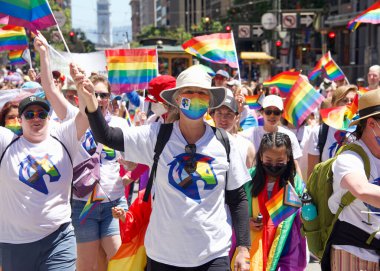 San Francisco, CA - 26 Haziran 2022: Tanımlanamayan katılımcılar San Francisco Gay Onur Yürüyüşü 'nde kutlama yapıyorlar. Bu yılın teması, Aşk bizi bir arada tutacak..