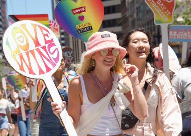 San Francisco, CA - 26 Haziran 2022: Tanımlanamayan katılımcılar San Francisco Gay Onur Yürüyüşü 'nde kutlama yapıyorlar. Bu yılın teması, Aşk bizi bir arada tutacak..