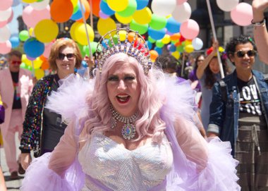 San Francisco, CA - 26 Haziran 2022: Tanımlanamayan katılımcılar San Francisco Gay Onur Yürüyüşü 'nde kutlama yapıyorlar. Bu yılın teması, Aşk bizi bir arada tutacak..