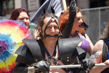 San Francisco, CA - 26 Haziran 2022: Tanımlanamayan katılımcılar San Francisco Gay Onur Yürüyüşü 'nde kutlama yapıyorlar. Bu yılın teması, Aşk bizi bir arada tutacak..