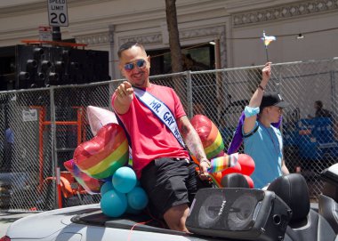 San Francisco, CA - 26 Haziran 2022: Tanımlanamayan katılımcılar San Francisco Gay Onur Yürüyüşü 'nde kutlama yapıyorlar. Bu yılın teması, Aşk bizi bir arada tutacak..