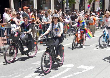 San Francisco, CA - 26 Haziran 2022: Tanımlanamayan katılımcılar San Francisco Gay Onur Yürüyüşü 'nde kutlama yapıyorlar. Bu yılın teması, Aşk bizi bir arada tutacak..