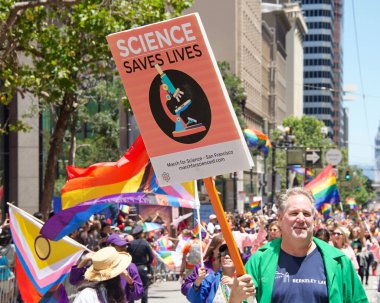 San Francisco, CA - 26 Haziran 2022: Tanımlanamayan katılımcılar San Francisco Gay Onur Yürüyüşü 'nde kutlama yapıyorlar. Bu yılın teması, Aşk bizi bir arada tutacak..