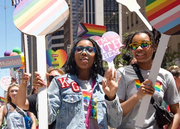 San Francisco, CA - 26 Haziran 2022: Tanımlanamayan katılımcılar San Francisco Gay Onur Yürüyüşü 'nde kutlama yapıyorlar. Bu yılın teması, Aşk bizi bir arada tutacak..