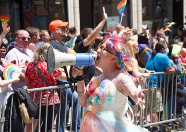 San Francisco, CA - 26 Haziran 2022: Tanımlanamayan katılımcılar San Francisco Gay Onur Yürüyüşü 'nde kutlama yapıyorlar. Bu yılın teması, Aşk bizi bir arada tutacak..