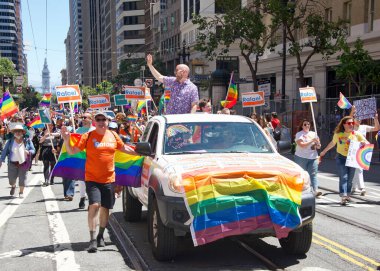 San Francisco, CA - 26 Haziran 2022: Rafael Campo ve San Francisco Gay Onur Yürüyüşü destekçileri. Bu yılın teması, Aşk bizi bir arada tutacak..