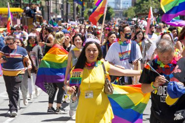 San Francisco, CA - 26 Haziran 2022: Tanımlanamayan katılımcılar San Francisco Gay Onur Yürüyüşü 'nde kutlama yapıyorlar. Bu yılın teması, Aşk bizi bir arada tutacak..