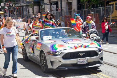 San Francisco, CA - 26 Haziran 2022 San Francisco Gay Onur Yürüyüşü 'ne katılan Denetmen Catherine Stafani. Bu yılın teması, Aşk bizi bir arada tutacak..