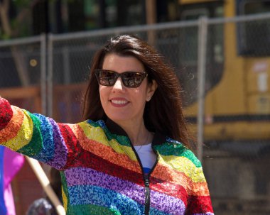 San Francisco, CA - 26 Haziran 2022 San Francisco Gay Onur Yürüyüşü 'ne katılan Denetmen Catherine Stafani. Bu yılın teması, Aşk bizi bir arada tutacak..