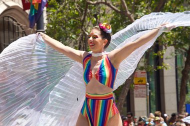 San Francisco, CA - 26 Haziran 2022: Tanımlanamayan katılımcılar San Francisco Gay Onur Yürüyüşü 'nde kutlama yapıyorlar. Bu yılın teması, Aşk bizi bir arada tutacak..
