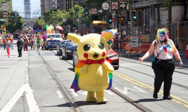 San Francisco, CA - 26 Haziran 2022: Tanımlanamayan katılımcılar San Francisco Gay Onur Yürüyüşü 'nde kutlama yapıyorlar. Bu yılın teması, Aşk bizi bir arada tutacak..