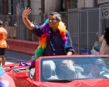 San Francisco, CA - 26 Haziran 2022: Maliye Bakanı Jose Cisneros ve San Francisco Gay Onur Yürüyüşü destekçileri. Bu yılın teması, Aşk bizi bir arada tutacak..