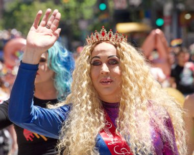 San Francisco, CA - 26 Haziran 2022: Tanımlanamayan katılımcılar San Francisco Gay Onur Yürüyüşü 'nde kutlama yapıyorlar. Bu yılın teması, Aşk bizi bir arada tutacak..