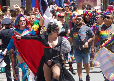 San Francisco, CA - 26 Haziran 2022: Tanımlanamayan katılımcılar San Francisco Gay Onur Yürüyüşü 'nde kutlama yapıyorlar. Bu yılın teması, Aşk bizi bir arada tutacak..