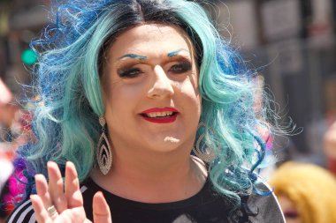 San Francisco, CA - 26 Haziran 2022: Tanımlanamayan katılımcılar San Francisco Gay Onur Yürüyüşü 'nde kutlama yapıyorlar. Bu yılın teması, Aşk bizi bir arada tutacak..