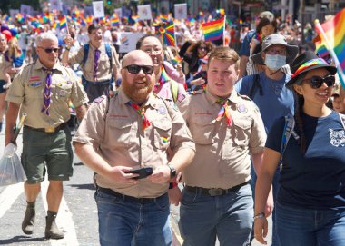 San Francisco, CA - 26 Haziran 2022: Tanımlanamayan katılımcılar San Francisco Gay Onur Yürüyüşü 'nde kutlama yapıyorlar. Bu yılın teması, Aşk bizi bir arada tutacak..