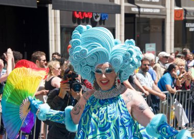 San Francisco, CA - 26 Haziran 2022: Tanımlanamayan katılımcılar San Francisco Gay Onur Yürüyüşü 'nde kutlama yapıyorlar. Bu yılın teması, Aşk bizi bir arada tutacak..