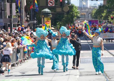 San Francisco, CA - 26 Haziran 2022: Tanımlanamayan katılımcılar San Francisco Gay Onur Yürüyüşü 'nde kutlama yapıyorlar. Bu yılın teması, Aşk bizi bir arada tutacak..