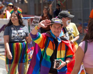 San Francisco, CA - 26 Haziran 2022: Tanımlanamayan katılımcılar San Francisco Gay Onur Yürüyüşü 'nde kutlama yapıyorlar. Bu yılın teması, Aşk bizi bir arada tutacak..
