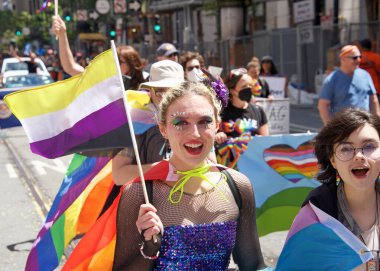 San Francisco, CA - 26 Haziran 2022: Tanımlanamayan katılımcılar San Francisco Gay Onur Yürüyüşü 'nde kutlama yapıyorlar. Bu yılın teması, Aşk bizi bir arada tutacak..