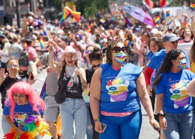 San Francisco, CA - 26 Haziran 2022: Tanımlanamayan katılımcılar San Francisco Gay Onur Yürüyüşü 'nde kutlama yapıyorlar. Bu yılın teması, Aşk bizi bir arada tutacak..