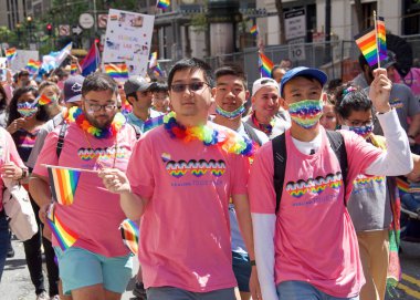 San Francisco, CA - 26 Haziran 2022: Tanımlanamayan katılımcılar San Francisco Gay Onur Yürüyüşü 'nde kutlama yapıyorlar. Bu yılın teması, Aşk bizi bir arada tutacak..