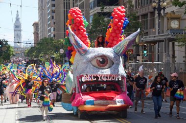 San Francisco, CA - 26 Haziran 2022: Tanımlanamayan katılımcılar San Francisco Gay Onur Yürüyüşü 'nde kutlama yapıyorlar. Bu yılın teması, Aşk bizi bir arada tutacak..