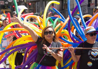 San Francisco, CA - 26 Haziran 2022: Tanımlanamayan katılımcılar San Francisco Gay Onur Yürüyüşü 'nde kutlama yapıyorlar. Bu yılın teması, Aşk bizi bir arada tutacak..