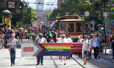 San Francisco, CA - 26 Haziran 2022: Tanımlanamayan katılımcılar San Francisco Gay Onur Yürüyüşü 'nde kutlama yapıyorlar. Bu yılın teması, Aşk bizi bir arada tutacak..