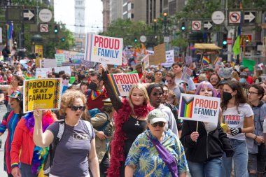 San Francisco, CA - 26 Haziran 2022: Tanımlanamayan katılımcılar San Francisco Gay Onur Yürüyüşü 'nde kutlama yapıyorlar. Bu yılın teması, Aşk bizi bir arada tutacak..
