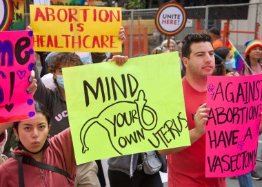 San Francisco, CA - 26 Haziran 2022: Tanımlanamayan katılımcılar San Francisco Gay Onur Yürüyüşü 'nde kutlama yapıyorlar. Bu yılın teması, Aşk bizi bir arada tutacak..